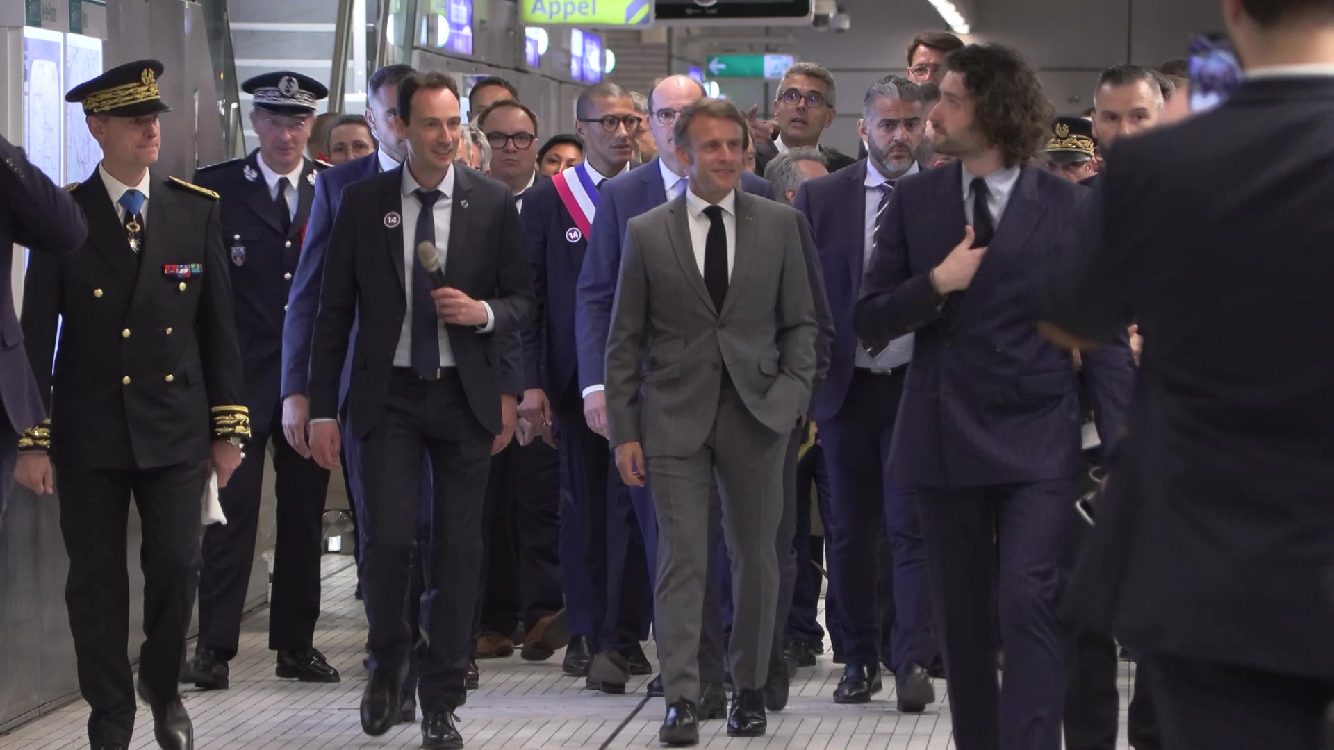 Macron inaugure le prolongement de la ligne de métro qui relie le village des athlètes à Orly