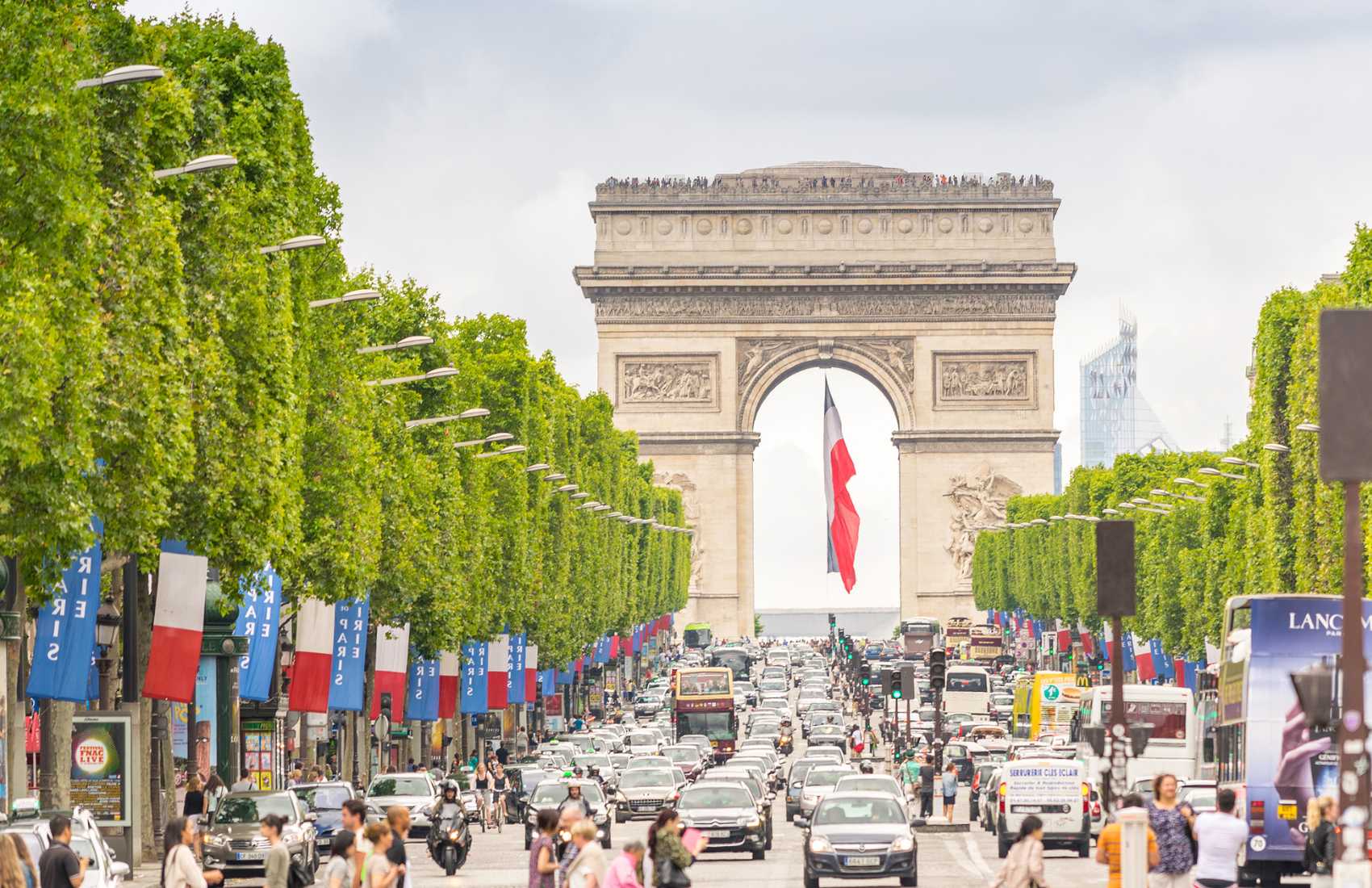 Pique-nique géant sur les Champs-Elysées qui veulent se "réenchanter"